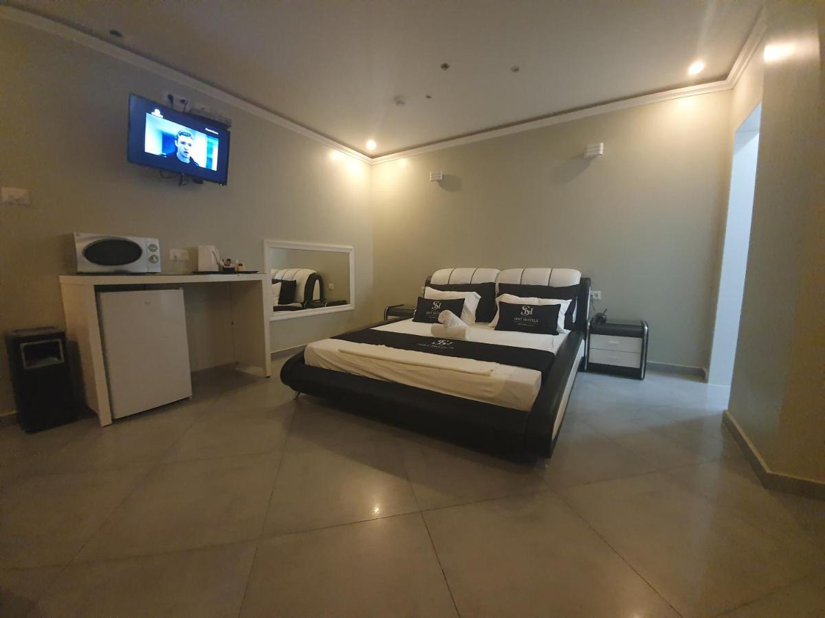 Spat Business Holon Buitenkant foto